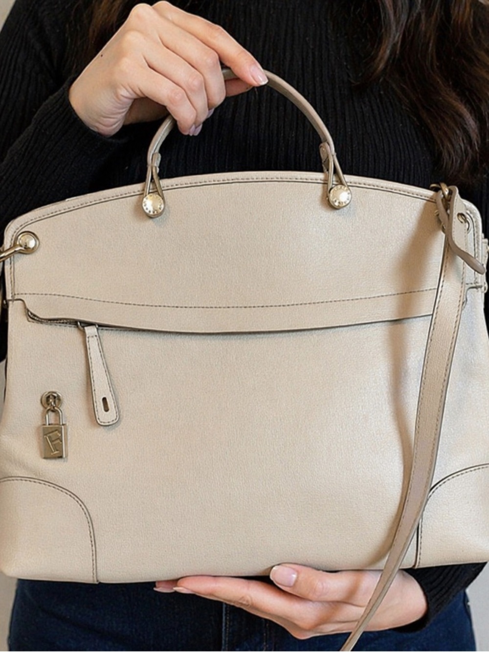 Elegant and timeless, this FURLA crossbody bag in genuine ivory leather.